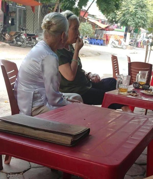 Hai cụ U80 dắt nhau đi ăn mì tôm: Tri kỉ chỉ cần có thế thôi bạn ơi
