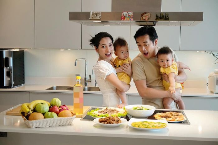 Hai quý tử sinh đôi của Dương Khắc Linh cũng kiếm tiền từ sớm