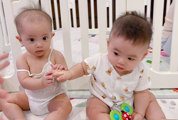Hai quý tử sinh đôi của Dương Khắc Linh cũng kiếm tiền từ sớm