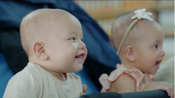 Hai quý tử sinh đôi của Dương Khắc Linh cũng kiếm tiền từ sớm