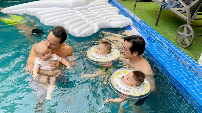 Hai quý tử sinh đôi của Dương Khắc Linh cũng kiếm tiền từ sớm