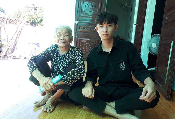 Hai thủ khoa đặc biệt: người lớn lên từ hàng rau mẹ, người ngoại nuôi
