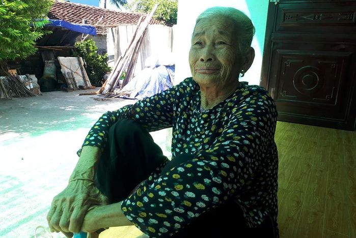 Hai thủ khoa đặc biệt: người lớn lên từ hàng rau mẹ, người ngoại nuôi