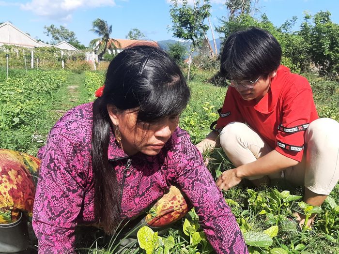 Hai thủ khoa đặc biệt: người lớn lên từ hàng rau mẹ, người ngoại nuôi