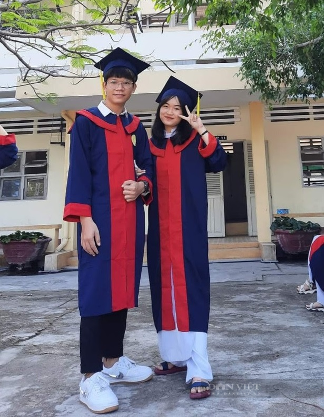 Hai thủ khoa đặc biệt: người lớn lên từ hàng rau mẹ, người ngoại nuôi