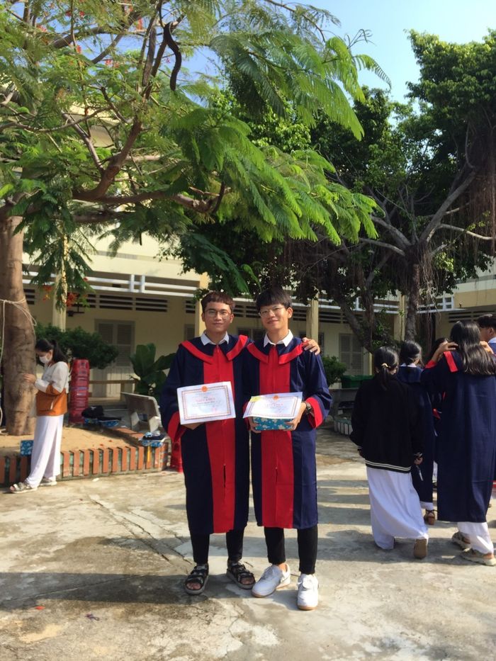 Hai thủ khoa đặc biệt: người lớn lên từ hàng rau mẹ, người ngoại nuôi