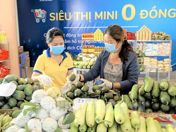 Chú hàng xóm nhờ gia đình khó khăn mua giúp 3 thùng mì rồi tặng luôn