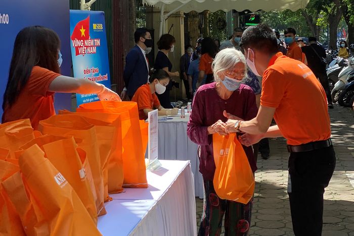 Chú hàng xóm nhờ gia đình khó khăn mua giúp 3 thùng mì rồi tặng luôn