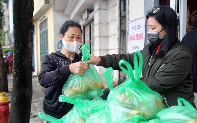 Chú hàng xóm nhờ gia đình khó khăn mua giúp 3 thùng mì rồi tặng luôn