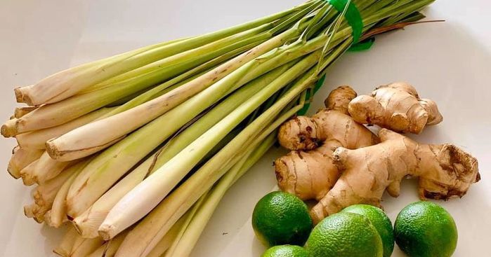 Hàng xóm xin 1 tép sả nhưng cắt cả bụi để nấu sả gừng uống chống dịch