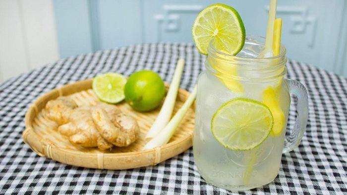 Hàng xóm xin 1 tép sả nhưng cắt cả bụi để nấu sả gừng uống chống dịch