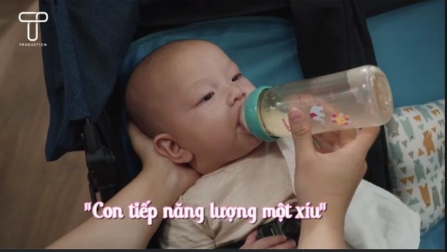 Hậu trường đóng quảng cáo của 2 con Hà Hồ, Leon được cả nhà hầu hạ