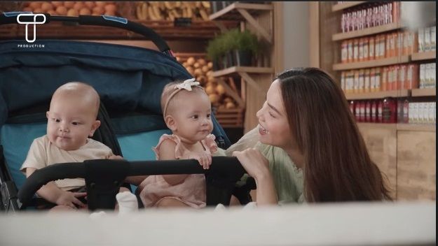 Hậu trường đóng quảng cáo của 2 con Hà Hồ, Leon được cả nhà hầu hạ
