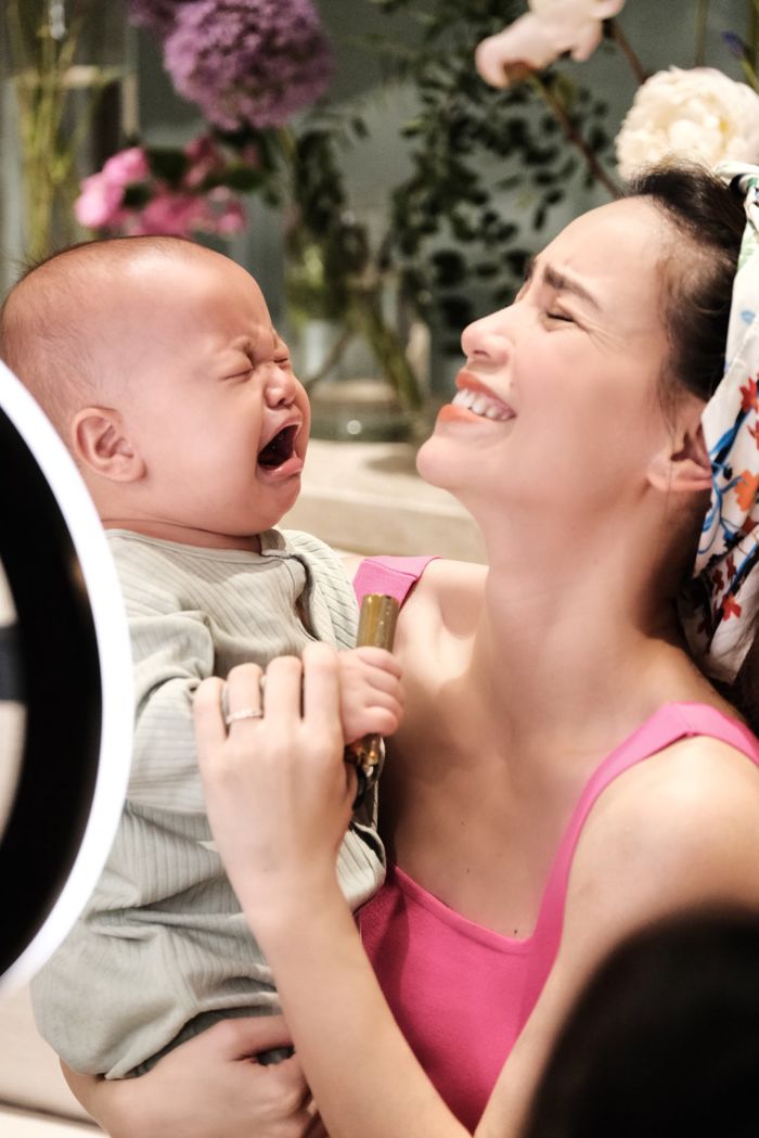 Hậu trường đóng quảng cáo của 2 con Hà Hồ, Leon được cả nhà hầu hạ