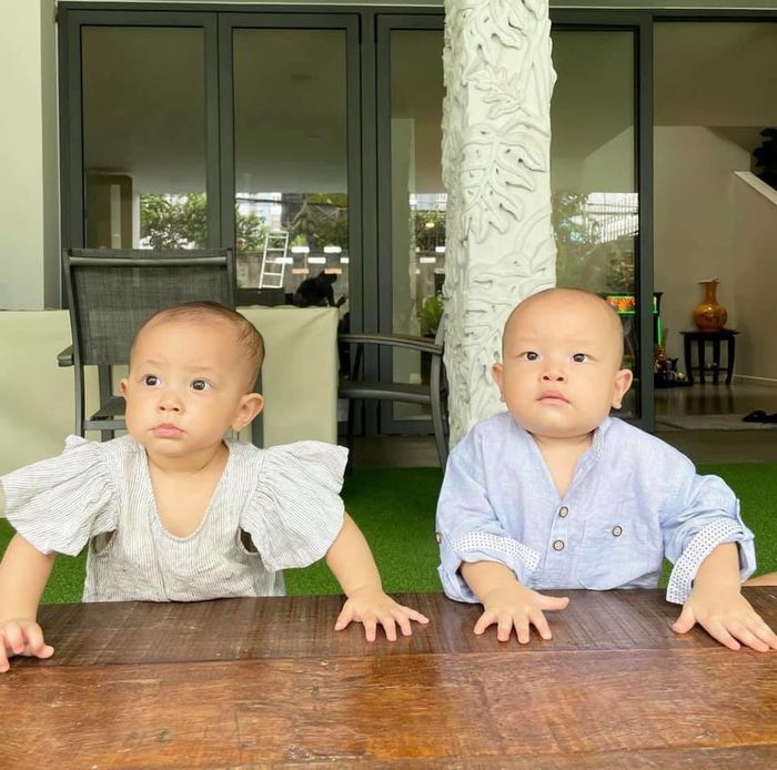 Hậu trường đóng quảng cáo của 2 con Hà Hồ, Leon được cả nhà hầu hạ