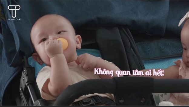 Hậu trường đóng quảng cáo của 2 con Hà Hồ, Leon được cả nhà hầu hạ
