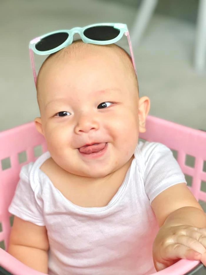 Hậu trường đóng quảng cáo của 2 con Hà Hồ, Leon được cả nhà hầu hạ
