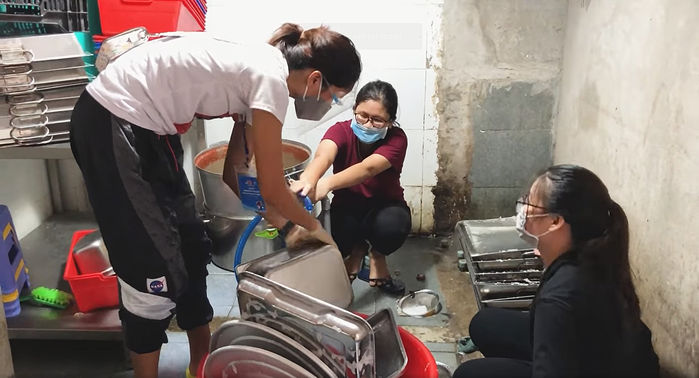 Hết đi làm shipper, H'Hen Niê lại lau dọn, rửa chén ở bếp ăn từ thiện