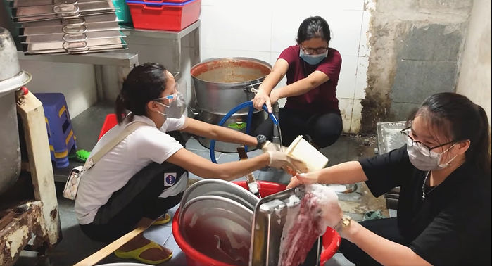Hết đi làm shipper, H'Hen Niê lại lau dọn, rửa chén ở bếp ăn từ thiện