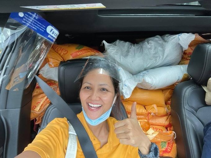 Hết đi làm shipper, H'Hen Niê lại lau dọn, rửa chén ở bếp ăn từ thiện