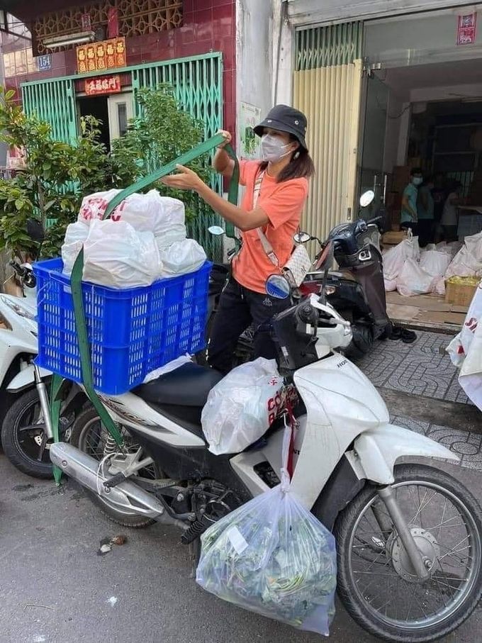 Hết đi làm shipper, H'Hen Niê lại lau dọn, rửa chén ở bếp ăn từ thiện