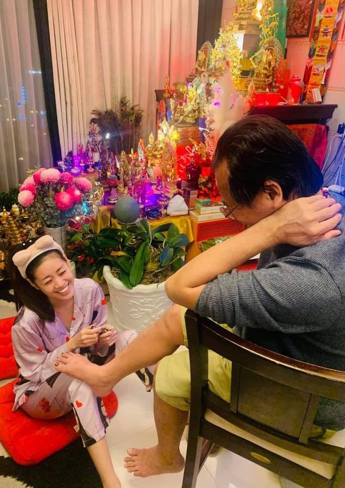 Hết làm hậu cần, bố và anh trai lại ngồi yên để Khánh Vân làm nail