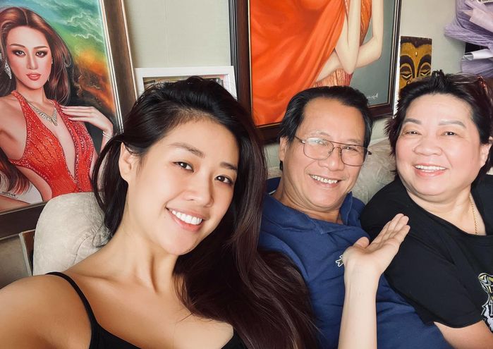 Hết làm hậu cần, bố và anh trai lại ngồi yên để Khánh Vân làm nail