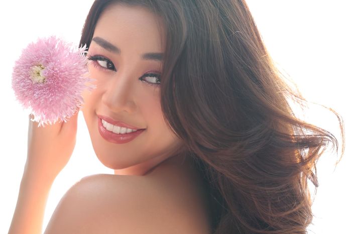 Hết làm hậu cần, bố và anh trai lại ngồi yên để Khánh Vân làm nail