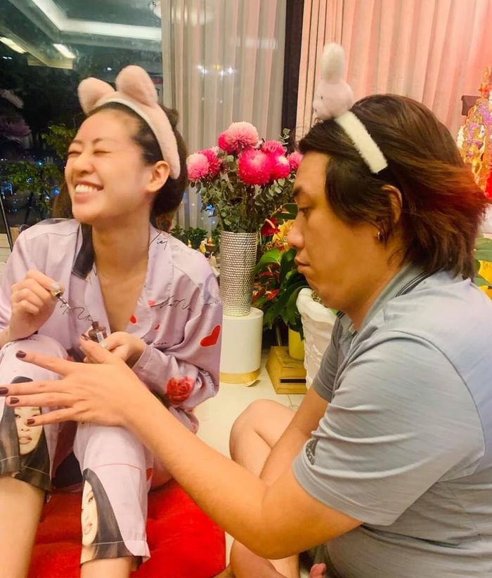 Hết làm hậu cần, bố và anh trai lại ngồi yên để Khánh Vân làm nail
