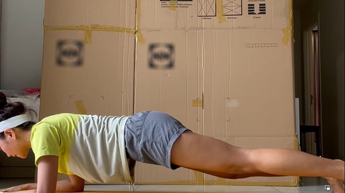H'Hen Niê hướng dẫn 3 bài tập đơn giản tại gia để có vòng eo 55cm