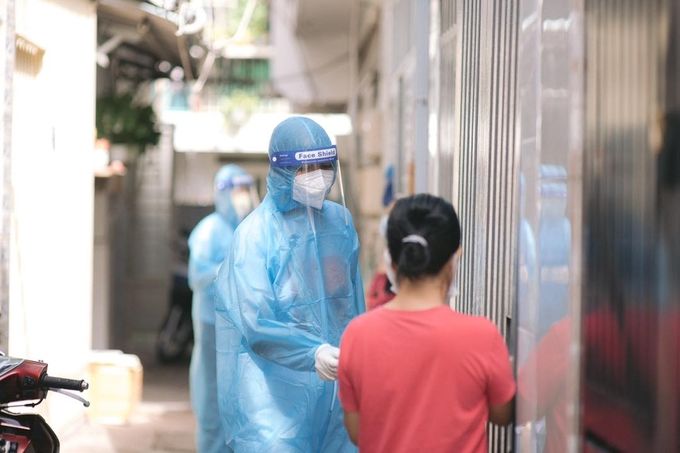 H'Hen Niê lăn xả giúp bà con: hết bê vác gạo đến làm shipper