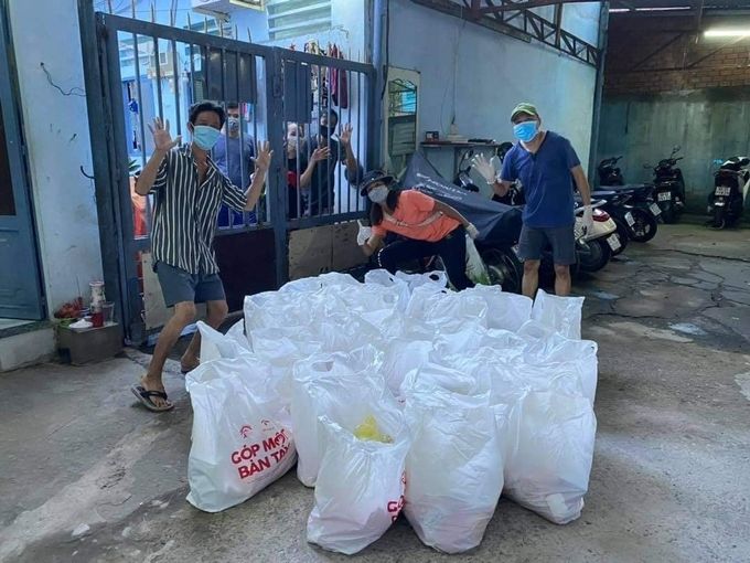 H'Hen Niê lăn xả giúp bà con: hết bê vác gạo đến làm shipper