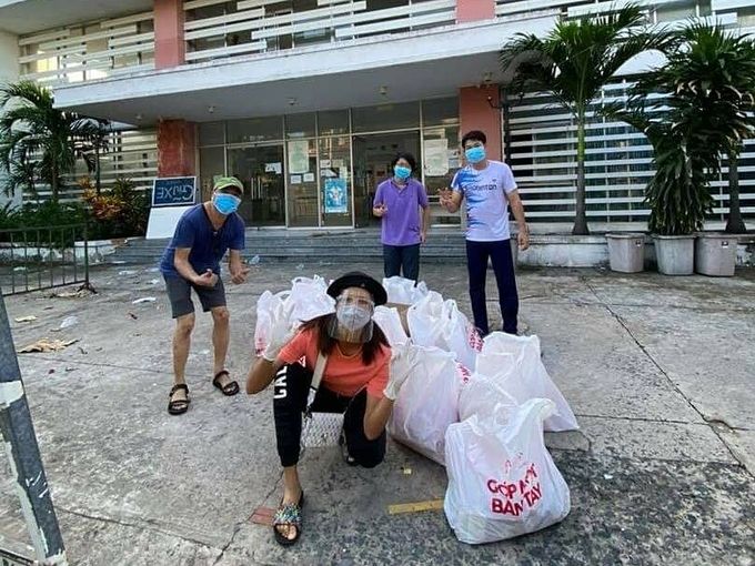 H'Hen Niê lăn xả giúp bà con: hết bê vác gạo đến làm shipper