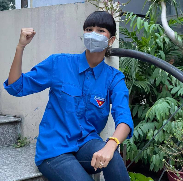 Chỉ ở nhà: H'Hen Niê đội vương miện xem đá bóng, giờ lại hóa cô tiên