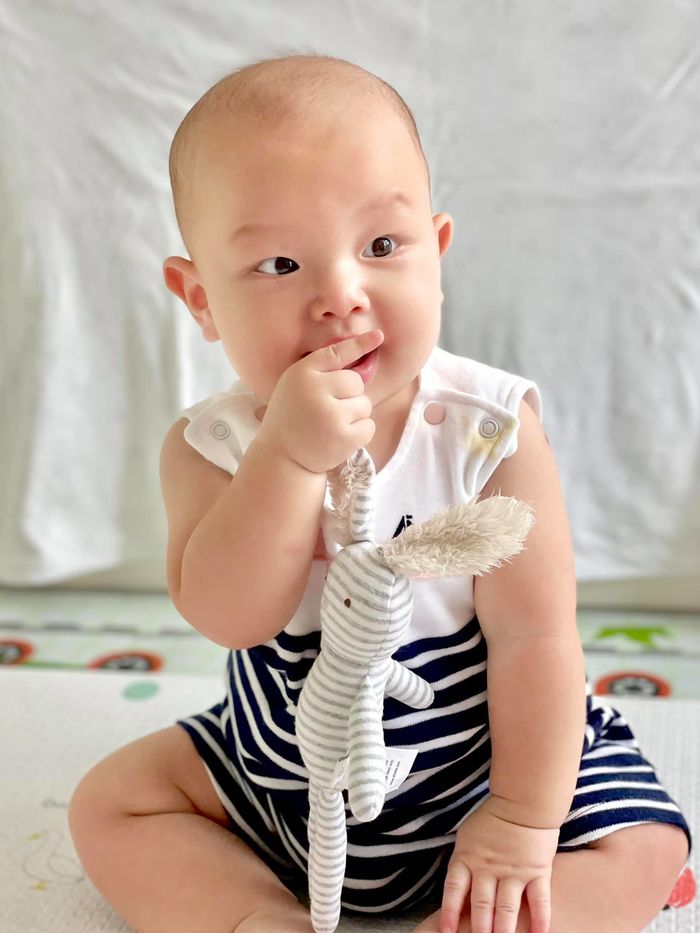 Hồ Ngọc Hà dằn mặt Leon khi thi bò với Lisa: Cấm đè lên chị nha