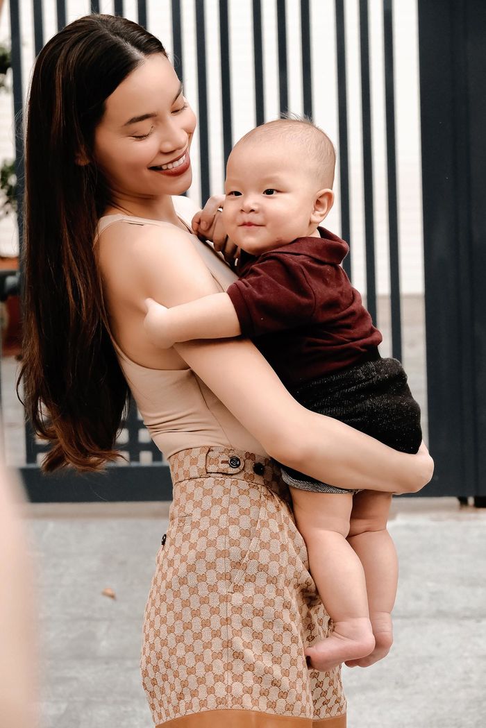 Hồ Ngọc Hà dằn mặt Leon khi thi bò với Lisa: Cấm đè lên chị nha