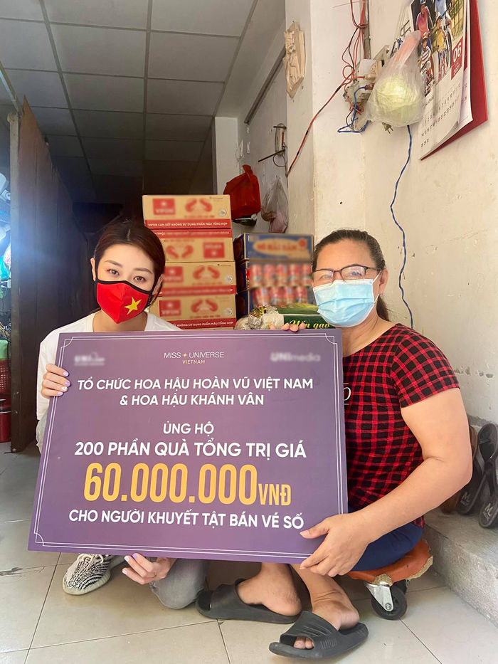 Hoa hậu Khánh Vân tặng quà cho người khuyết tật bán vé số tại TP.HCM