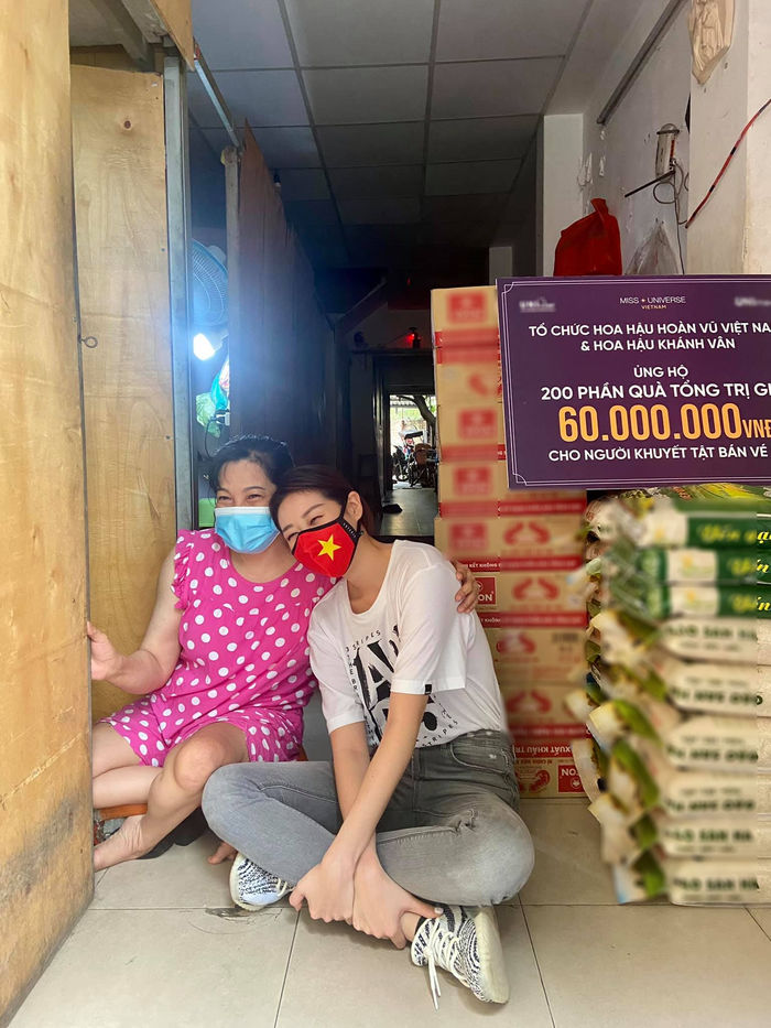 Hoa hậu Khánh Vân tặng quà cho người khuyết tật bán vé số tại TP.HCM