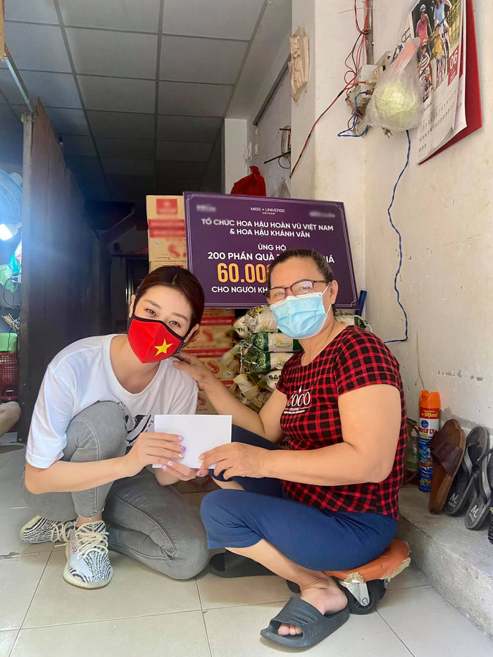 Hoa hậu Khánh Vân tặng quà cho người khuyết tật bán vé số tại TP.HCM