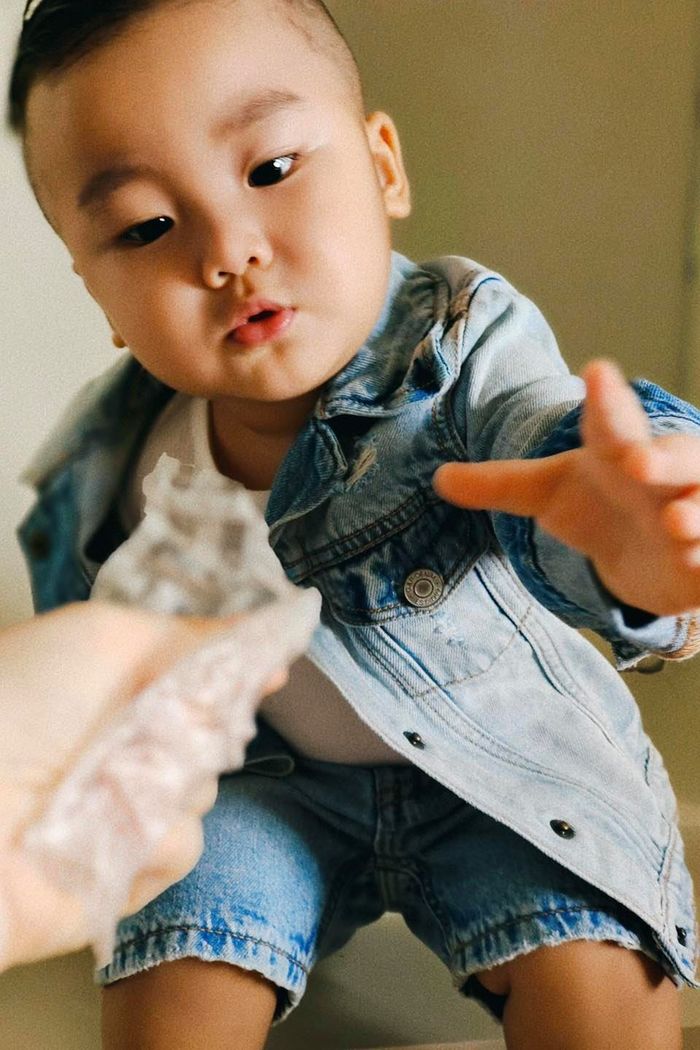 Hoà Minzy cắt tóc cho quý tử: kiểu này thì cần gì đi salon nữa Bo ơi!