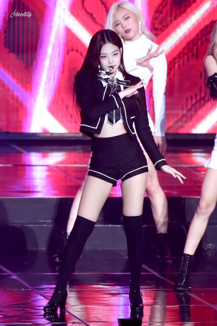 Vpop có hai chị em: em thì giống Lisa còn chị gái thì giống Jennie