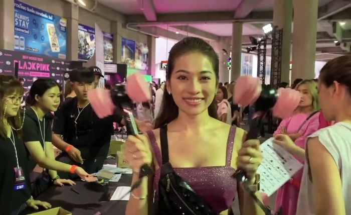 Vpop có hai chị em: em thì giống Lisa còn chị gái thì giống Jennie