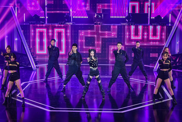Vpop có hai chị em: em thì giống Lisa còn chị gái thì giống Jennie