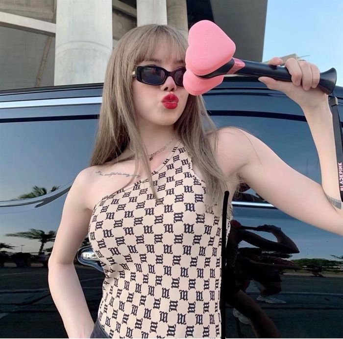 Vpop có hai chị em: em thì giống Lisa còn chị gái thì giống Jennie