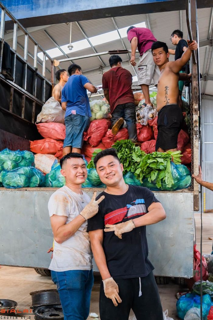 Hơn 40 tấn rau củ ủng hộ Sài Gòn: Vì đất này nuôi con tôi thành tài