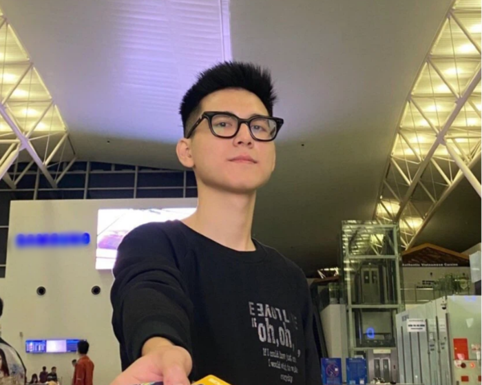 Hot boy cầm cờ năm nào giờ đã là sinh viên: ngoại hình có còn “mlem”