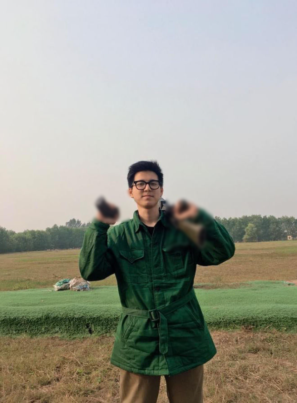 Hot boy cầm cờ năm nào giờ đã là sinh viên: ngoại hình có còn “mlem”
