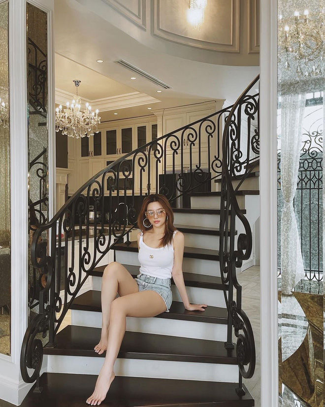 Hot girl đời đầu giàu nhất VN: Chồng tặng nhà 80 tỷ, có cả sân golf