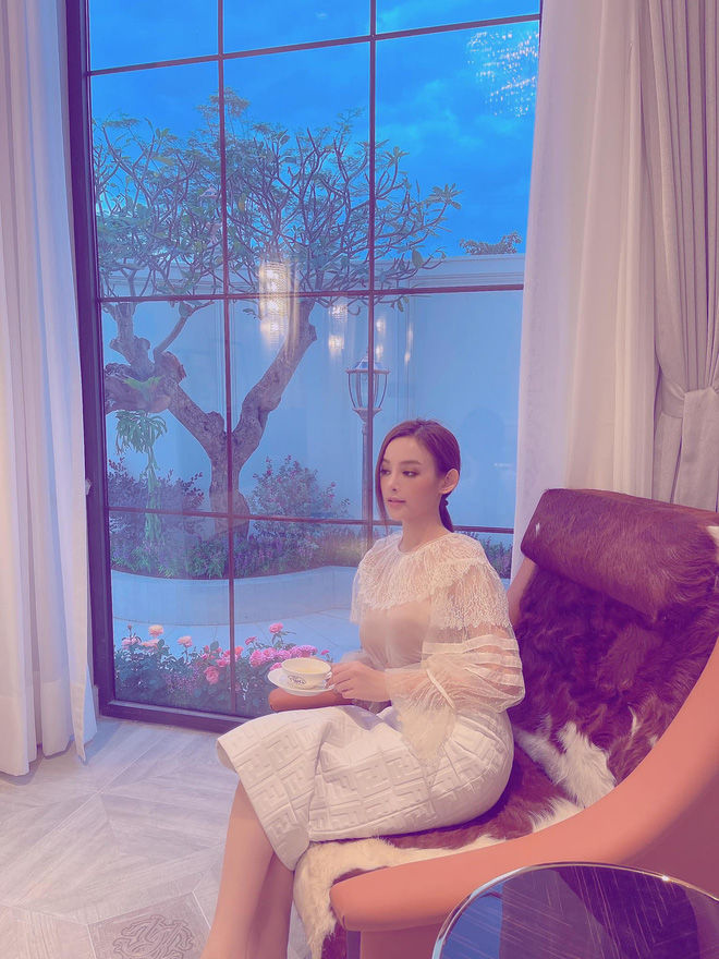 Hot girl đời đầu giàu nhất VN: Chồng tặng nhà 80 tỷ, có cả sân golf
