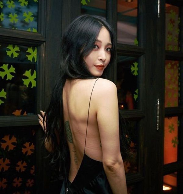 Jennie khoe rãnh lưng đẹp, fan chỉ ra loạt sao nữ gợi cảm ngang cơ